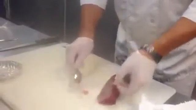 How to prepare Tuna Tartare for a Tuna Burger Part 1 смотреть онлайн