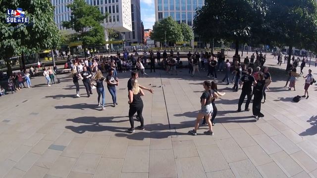 Rueda Flash Mob Manchester 2021 [Maykel Blanco Y Su Salsa Mayor, Ya Tú No Coronas] смотреть онлайн