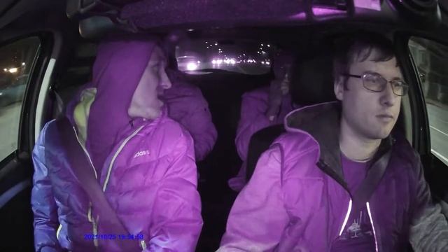 ГРЫЗУТ орехи в ТАКСИ смотреть онлайн