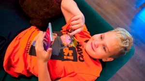 Что в Коробке - Челлендж! Друзья Делят Загадочную Коробку. Мы Семья - Лучшее!