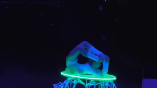 Пластика на столе самая гибкая девочка-Plastic on the table the most flexible girl