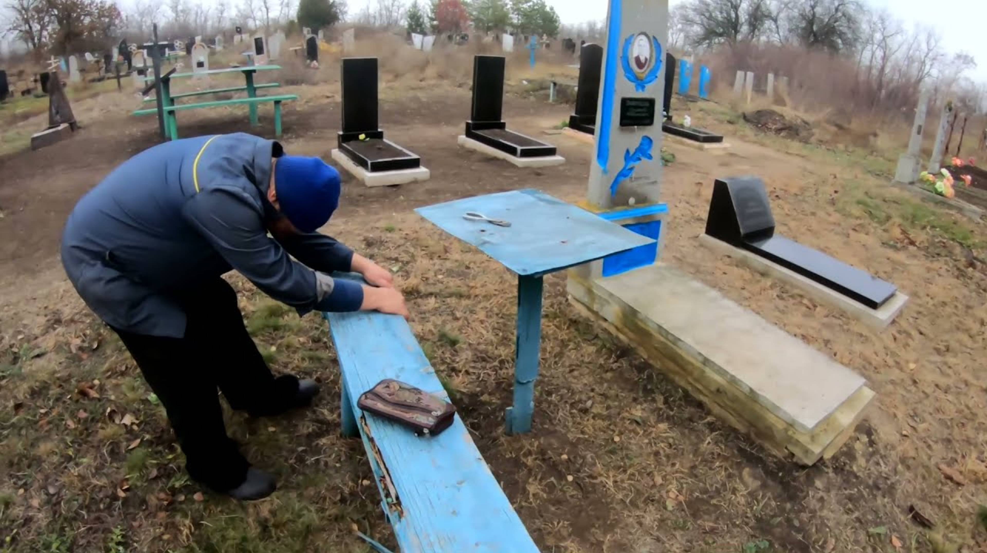 Столик установили своими руками на кладбище у могилки дедушки🪦 Новомихайловка Донецкая обл. 2021 смотреть онлайн