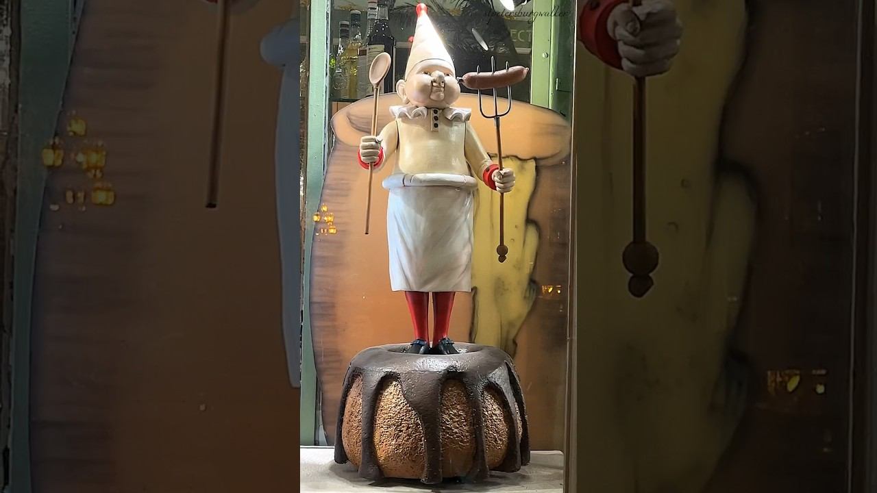 Mikhail Shemyakin's dolls behind the window of the Eliseevsky store on Nevsky Prospekt #shemyakin смотреть онлайн