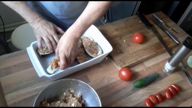 ОВОЩИ ФАРШИРОВАННЫЕ МЯСОМ ПО СРЕДИЗЕМНОМОРСКИ С ГРЕЧЕСКИМ СОУСОМ САЦИККИ