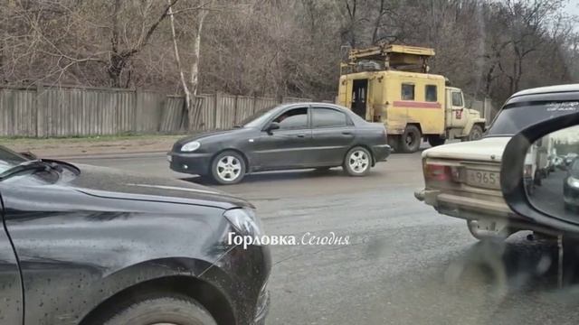 Видео вчерашней аварии в Горловке. ДТП по ул. Интернациональной смотреть онлайн