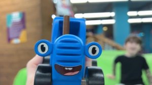 РЕМИЗЯТКИ и Синий Трактор отмечают День Рождения Германа в детской комнате. Видео для детей. Мультик