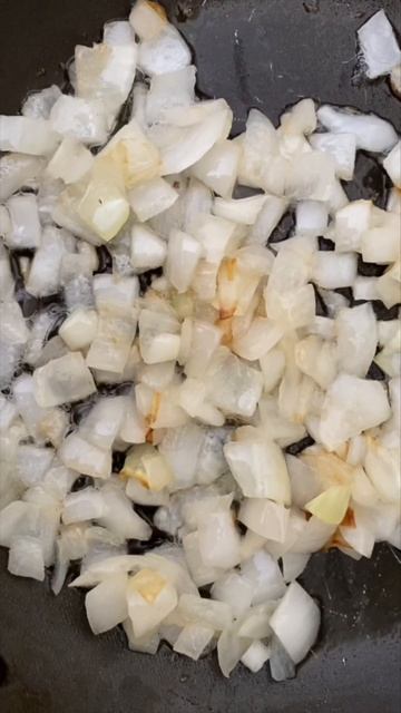 ПОСМОТРИТЕ, КАК НУЖНО ЖАРИТЬ ЛУК! #shorts #cooking #onion #fry смотреть онлайн