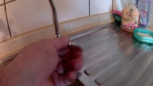 Устанавливаем фильтр очистки воды под раковину.