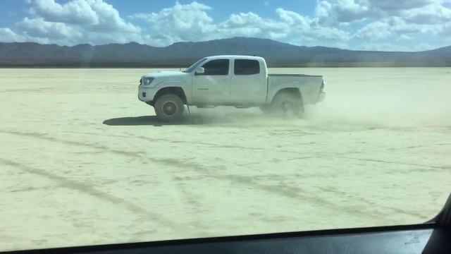 2015 Toyota Tacoma TRD PRO 4x4 w/ Trd exhaust (no passenger) vs 2015 Regular Toyota Tacoma TRD Off смотреть онлайн