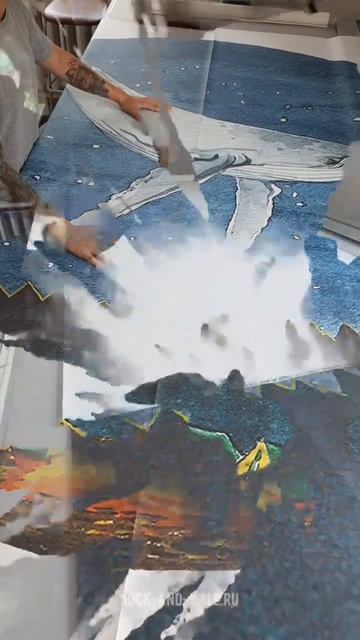 Процесс резки, сверки стыков и упаковки обоев ROCK AND WALL RU смотреть онлайн