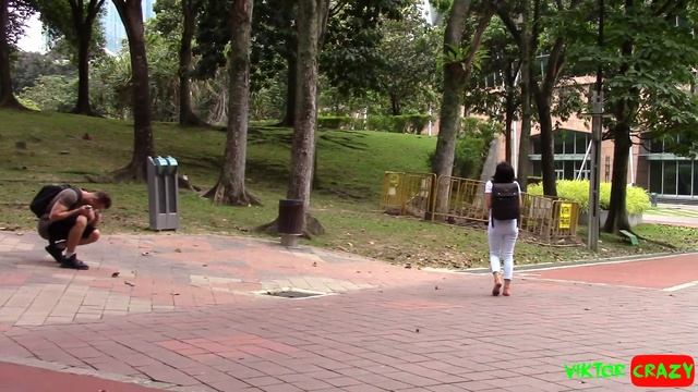 SNAKE ON STRING SCARING PEOPLE PRANK смотреть онлайн