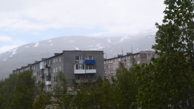 12 июня снег в Кировске. Один собрал 2 ведра черешни, второй 2 ведра снега смотреть онлайн