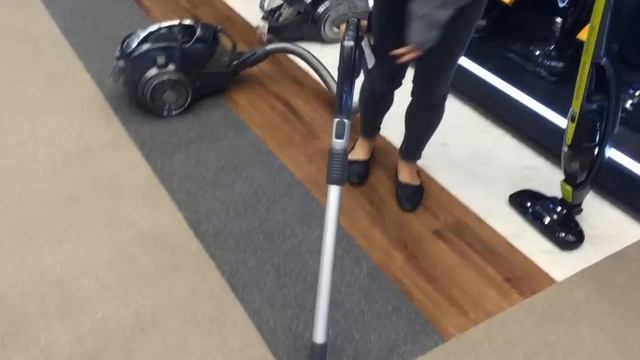 LG’s CordZero Canister vacuum cleaner follows you around смотреть онлайн