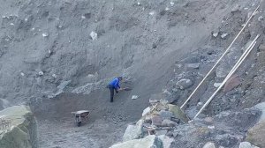 Строительство, шахтёры сбросили песок со стен , стало больше песка