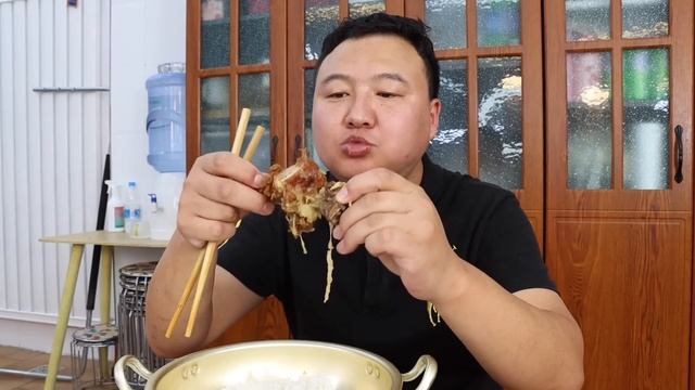 买460元猪肉，阿强做“猪肉烩酸菜”，满满一锅，大口嗦着吃过瘾！【cram阿强】 смотреть онлайн