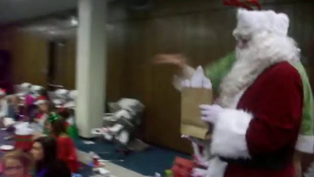 Marli & Alyse Get Their Secret Santa Gifts - Tacky Christmas Party! смотреть онлайн