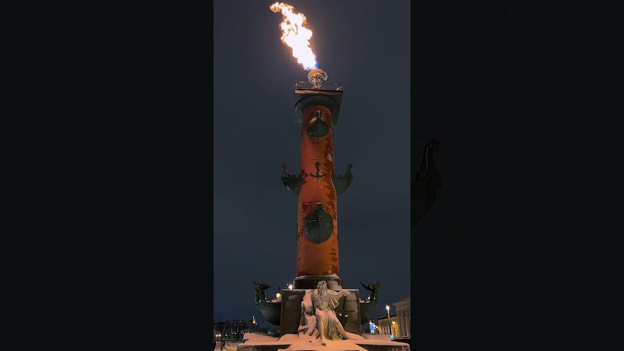 The torches of the Rostral Columns were lit #shorts #saintpetersburg #walk смотреть онлайн
