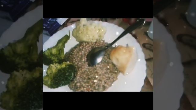 Приготовила на обед грудку гречневую кашу с овощами.Брокколи,цветная капуста.Brokoli,belo meso.🥦🥬🍗🤤 смотреть онлайн