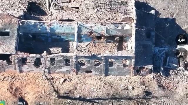 ⚡️Штурмовик ВС РФ закидывает ТМ-ку в укрытие с украинскими военнослужащими. смотреть онлайн