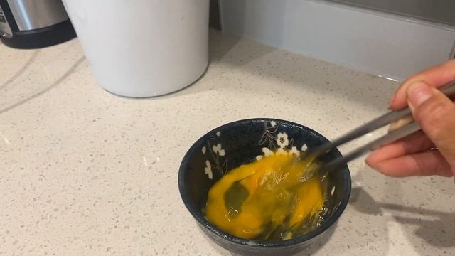 TOMATO EGG RAMEN HACK - Upgrade your instant noodles! 🍅 смотреть онлайн