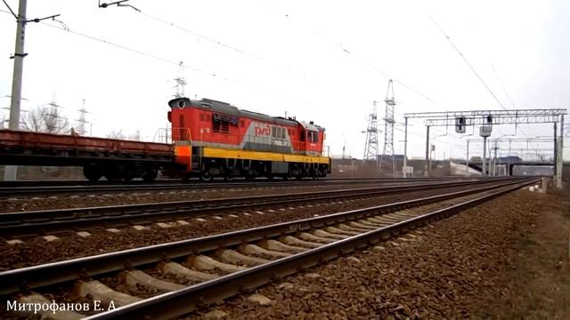 Маневровый тепловоз ЧМЭ3-1465 (ТЧЭ-6) следует с ж/д платформой. смотреть онлайн