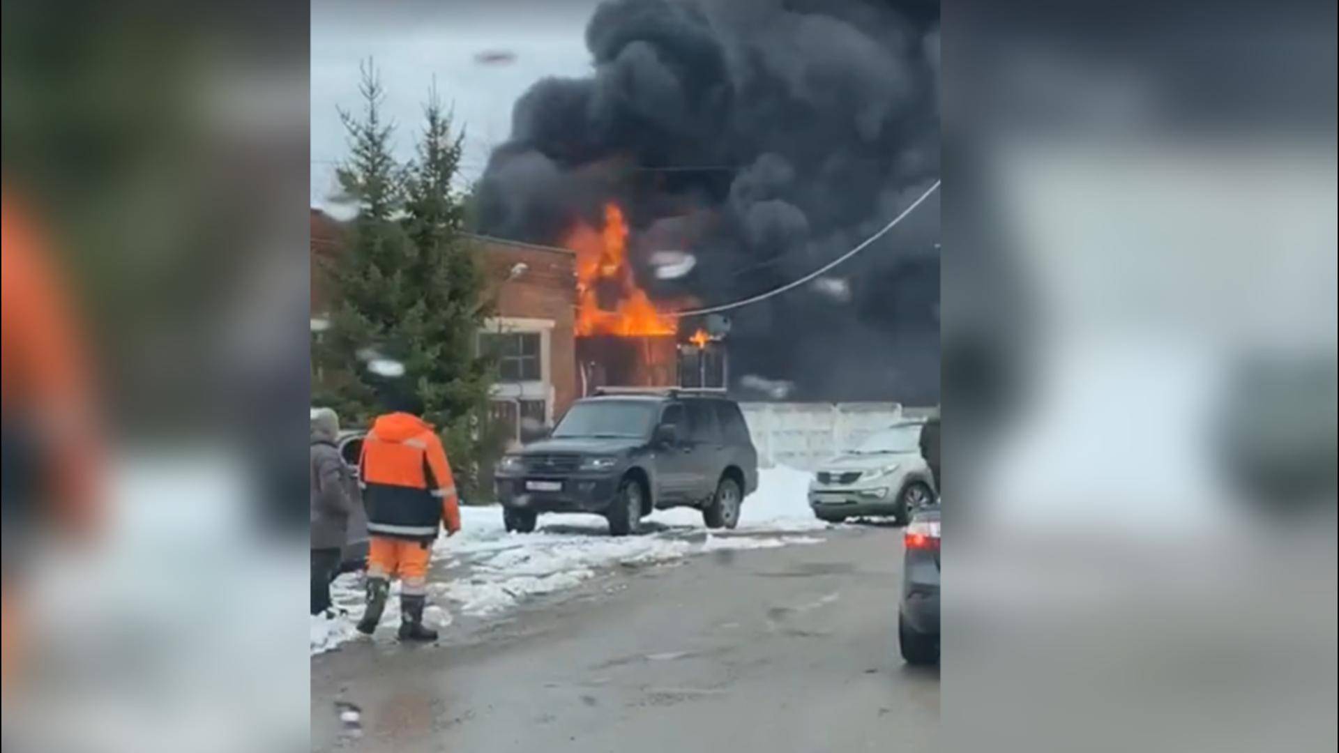 В Сергиевом Посаде произошел пожар в промзоне смотреть онлайн
