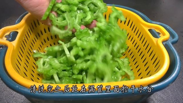 苦瓜千萬不要直接下鍋，多加一個步驟，一點苦味都沒有，清脆爽口【阿光廚房】#苦瓜 #苦瓜做法 смотреть онлайн