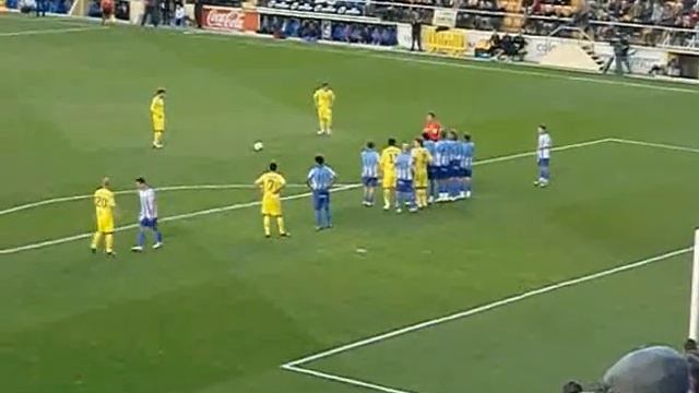 Santi Cazorla xuta al travesser en el Vila-real - Màlaga смотреть онлайн