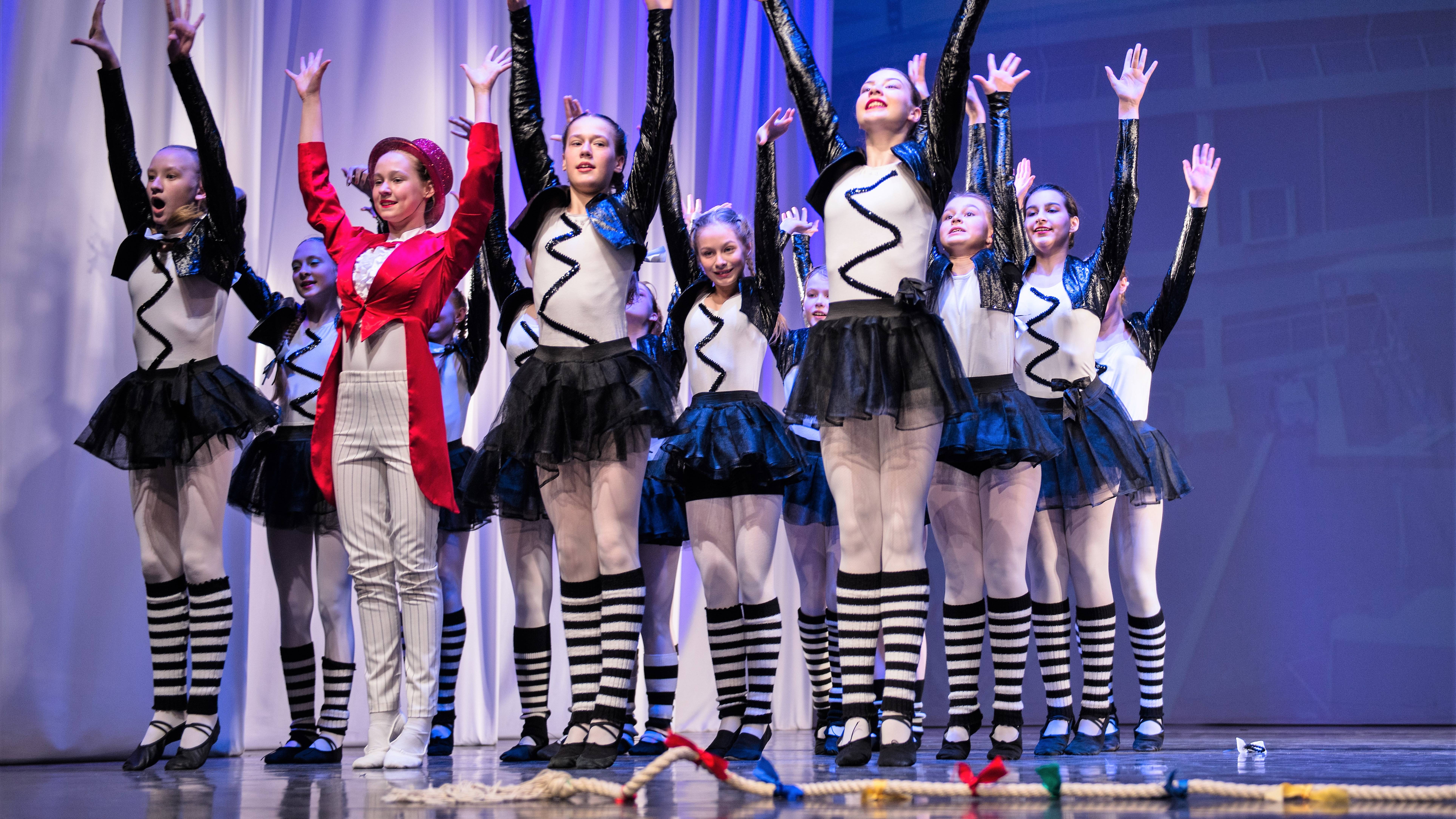 7 # Эстрадный танец "Случай в аэропорту" Приятного просмотра... смотреть онлайн