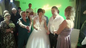 В конце свадебного вечера снимают фату у невесты и зажигают семейный очаг