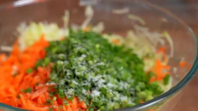 Просто натрите 2 кабачка и 2 картошки! Очень полезная и вкусная овощная запеканка. смотреть онлайн