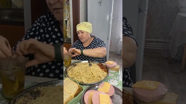 Приготовила всего понемногу 😁 #спагетти #колбаса #худеемвместе #еда #вкусно #нямням #безкалорий смотреть онлайн