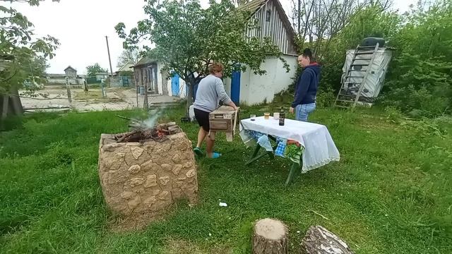 ПРИЕХАЛИ ДОМОЙ ЖАРИМ ШАШЛЫКИ / УЖИН НА МАНГАЛЕ смотреть онлайн