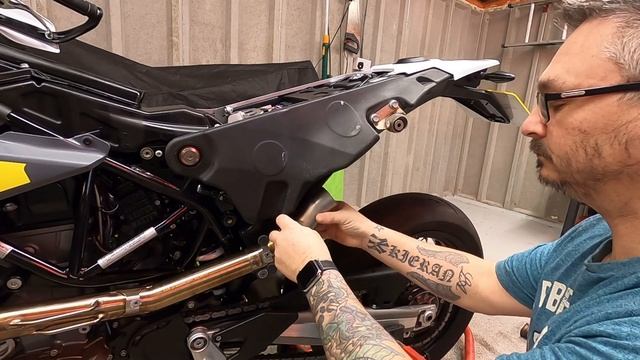 Husqvarna 701 gets wings.......... exhaust and fuel dongle fit. смотреть онлайн