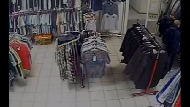 В Курске подростки совершили кражу из магазина одежды смотреть онлайн