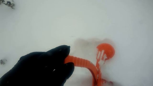 Снег лопатки делаем снежные комки с помощью пресса смотреть онлайн