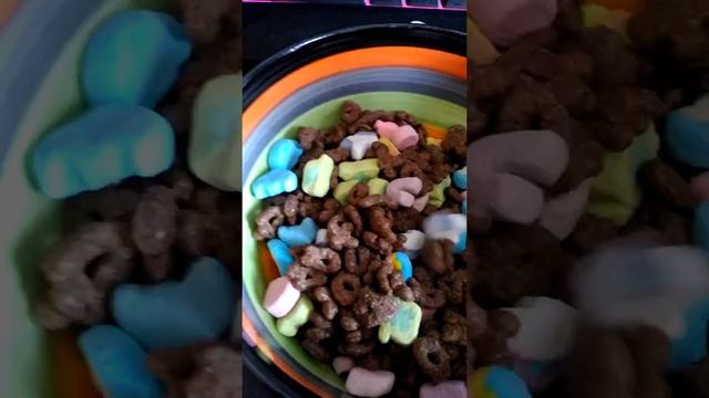 Chocolate Lucky Charms сухой завтрак смотреть онлайн