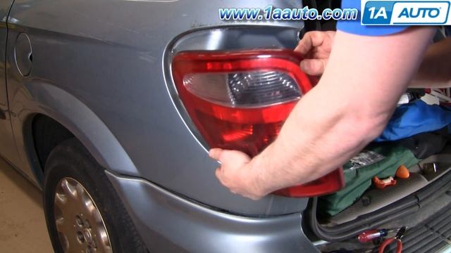 How to Replace Tail Light 01-03 Chrysler Voyager смотреть онлайн