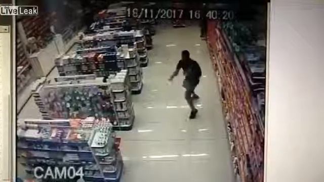 Полицейский с ребёнком на руках перестрелял налётчиков в Бразилии смотреть онлайн