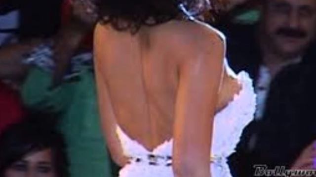 kangana ranaut breast show in public смотреть онлайн