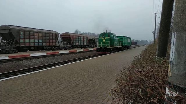 Тепловоз ТГМ23В48-1787 с полувагоном смотреть онлайн