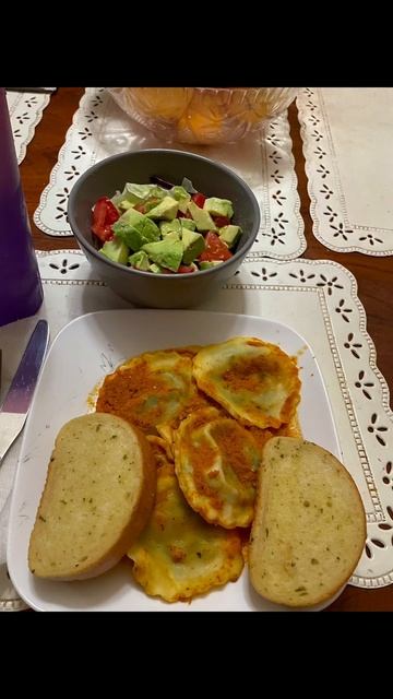 Costco Cheese & Artichoke Raviolis with homemade tomato sauce смотреть онлайн