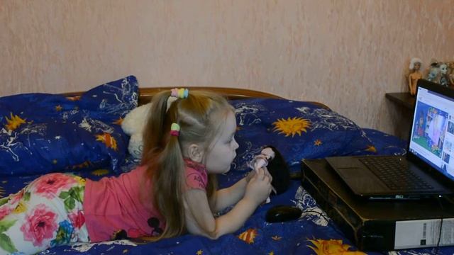 София смотрит обнимашки с Машей. смотреть онлайн