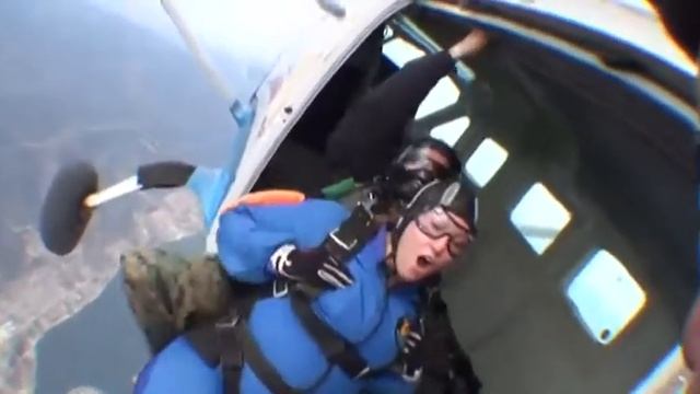 Allison Rowlett SKYDIVES!!.mp4 смотреть онлайн