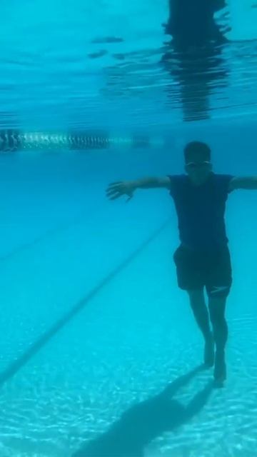 Testing micro-gravity in pool смотреть онлайн