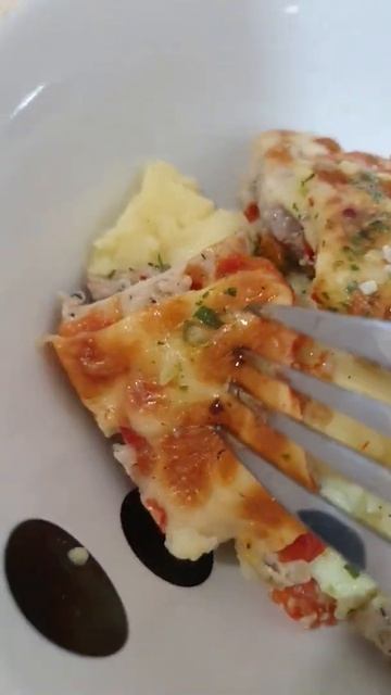 Завтрак в России. Куриное бедро запеченое с помидором и сыром. Полезная еда #shorts смотреть онлайн