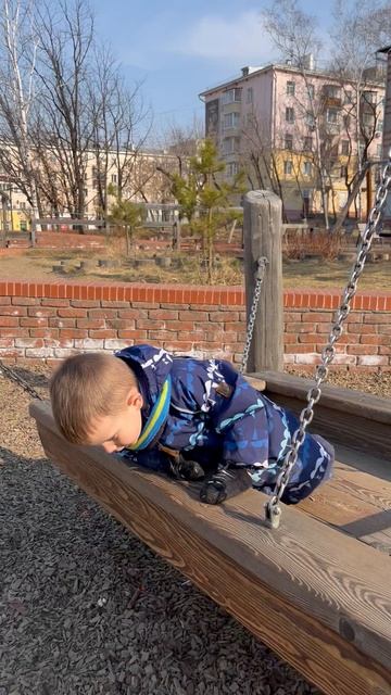 Володя в деревянной лодке, играет на детской площадки на площади Блюхера, Хабаровск. Володе 3,8 смотреть онлайн