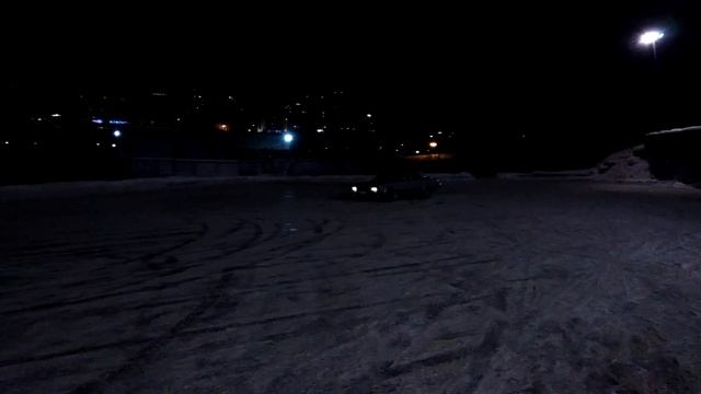 Серебряная волжана дрифтит на парковке смотреть онлайн