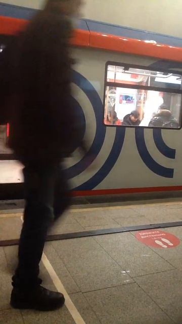 «УРА ПРЕЖНИЕ ОБОИ ВЕРНУЛИСЬ!» Поезд Москва 2020 81-775/776/777 на станцию ВДНХ смотреть онлайн