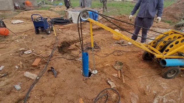 Прокалываем обсадную трубу на глубине .Трубный перфоратор.Ремонт скважины .#буровоедело#скважина смотреть онлайн